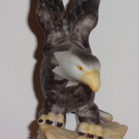 Vintage Bisque Ceramic/Porcelain Bald Eagle Standing On A Log Figurine Statue - Picture 6 of 13